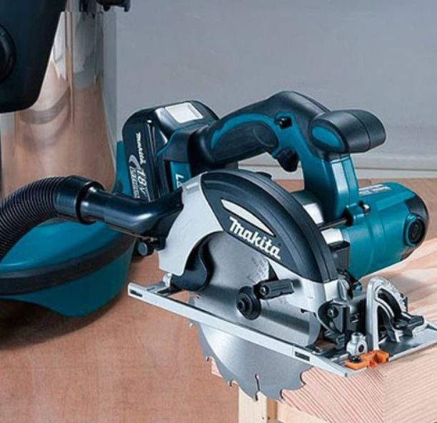 Makita DHS630Z tijekom preciznog rezanja drvenih ploča